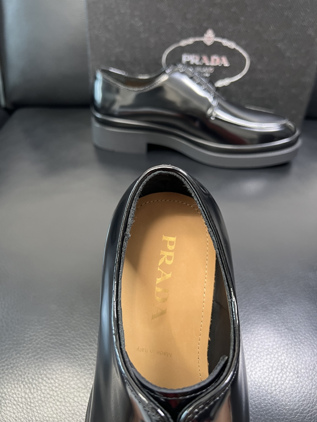 PRADA 高品质 顶级工艺品 普拉达 专柜同步 原厂配置，意大利进口原版牛皮面料，透气舒适进口水染牛里