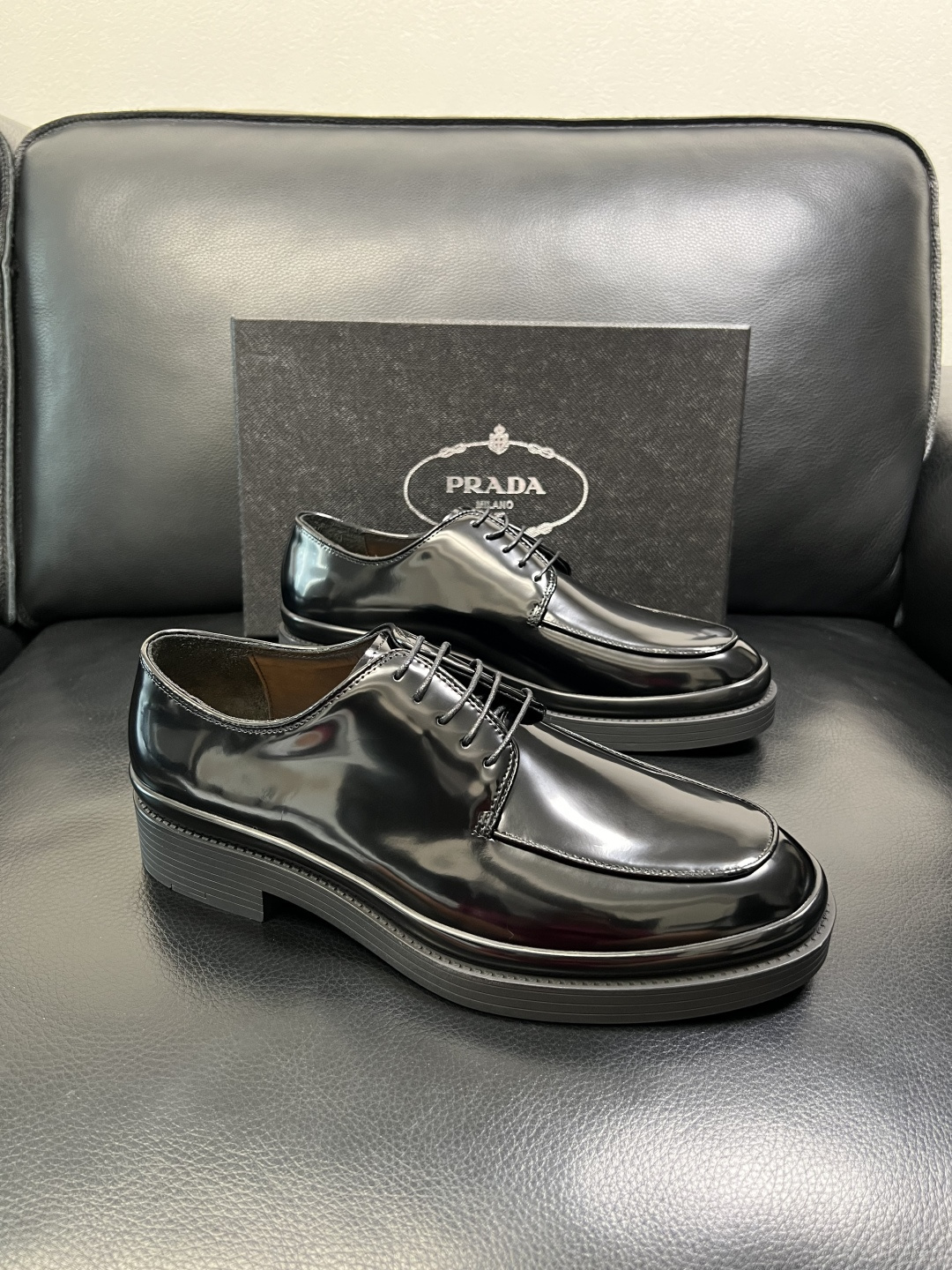 PRADA 高品质 顶级工艺品 普拉达 专柜同步 原厂配置，意大利进口原版牛皮面料，透气舒适进口水染牛里