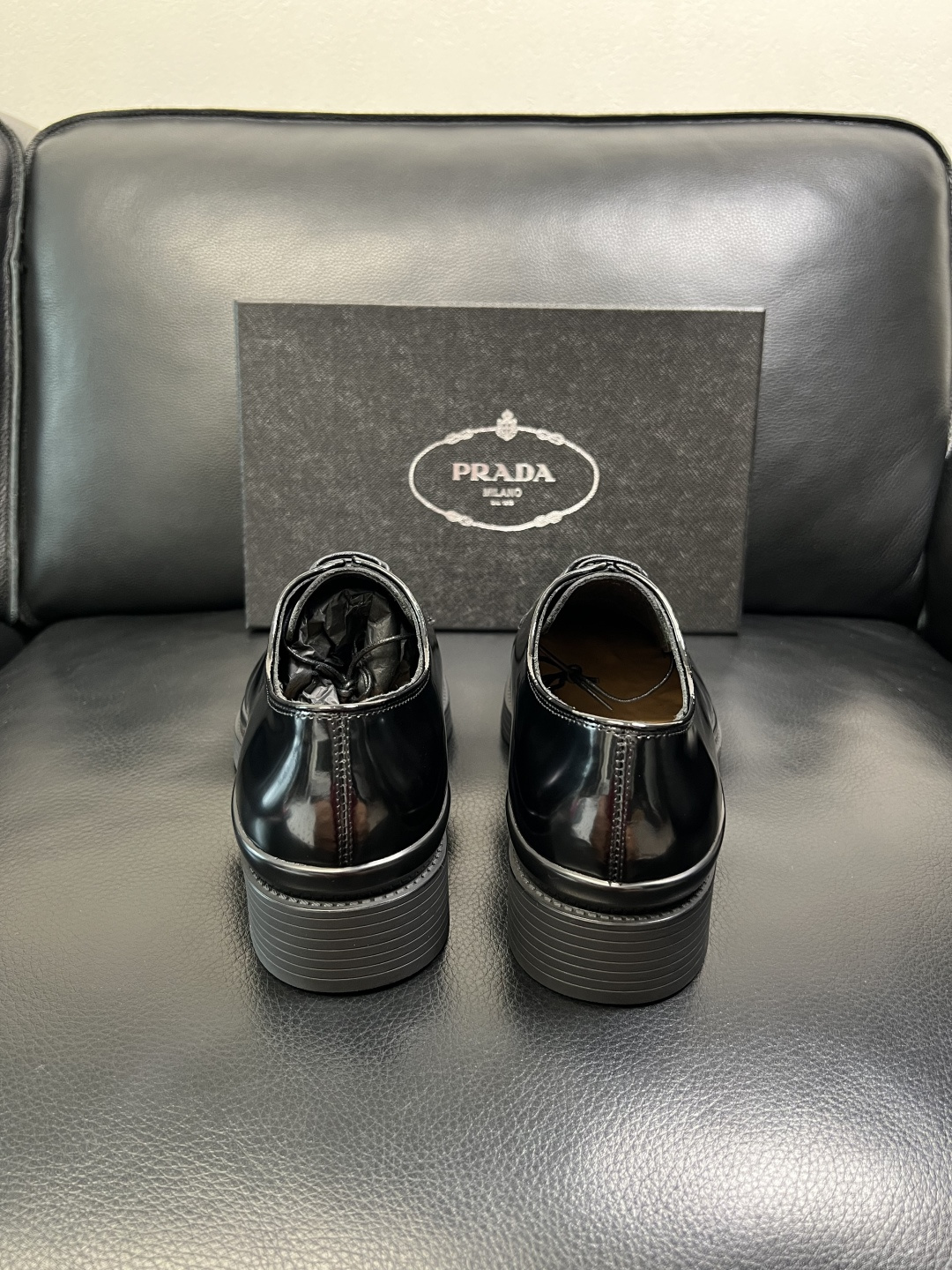 PRADA 高品质 顶级工艺品 普拉达 专柜同步 原厂配置，意大利进口原版牛皮面料，透气舒适进口水染牛里