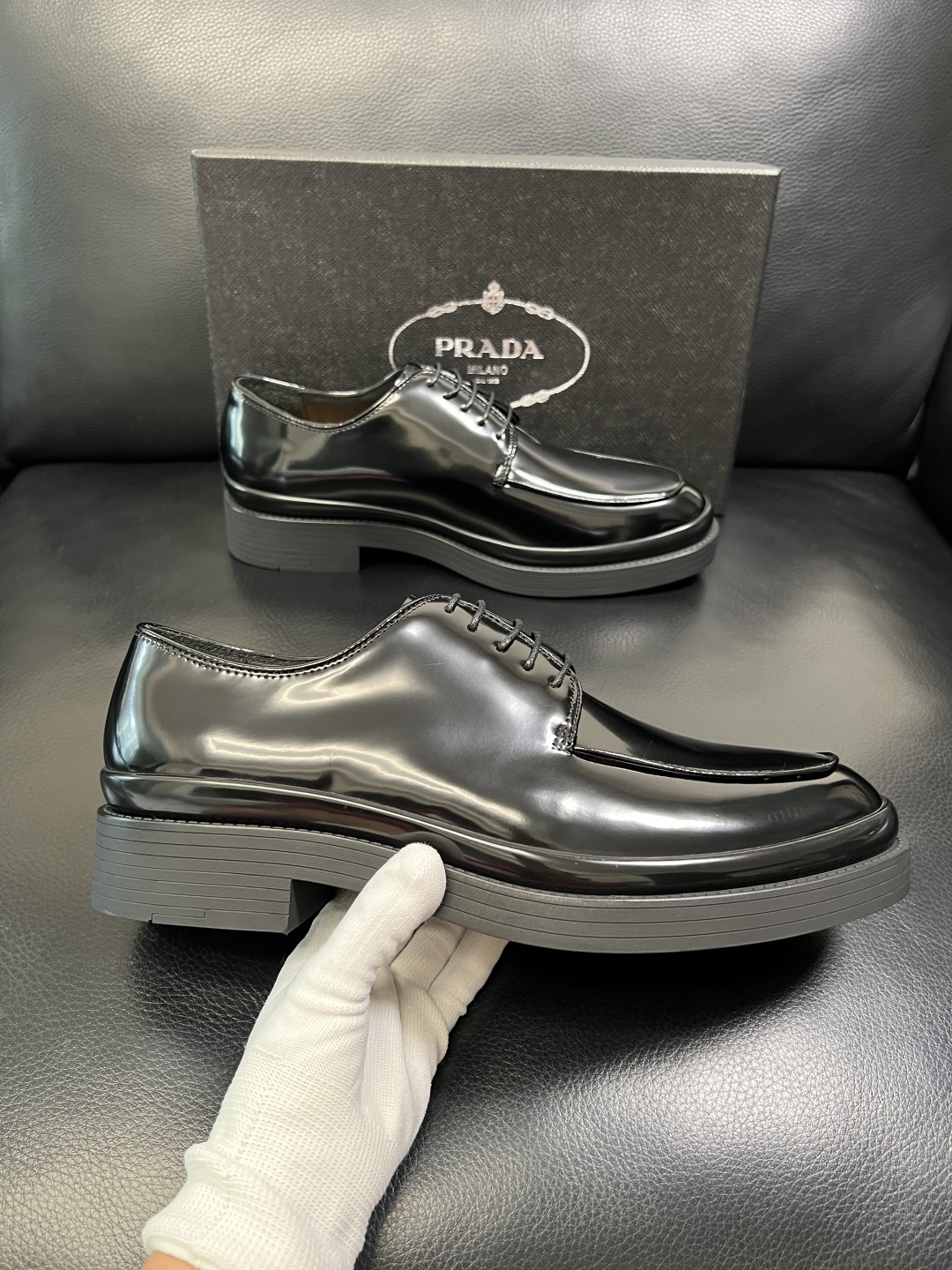PRADA 高品质 顶级工艺品 普拉达 专柜同步 原厂配置，意大利进口原版牛皮面料，透气舒适进口水染牛里