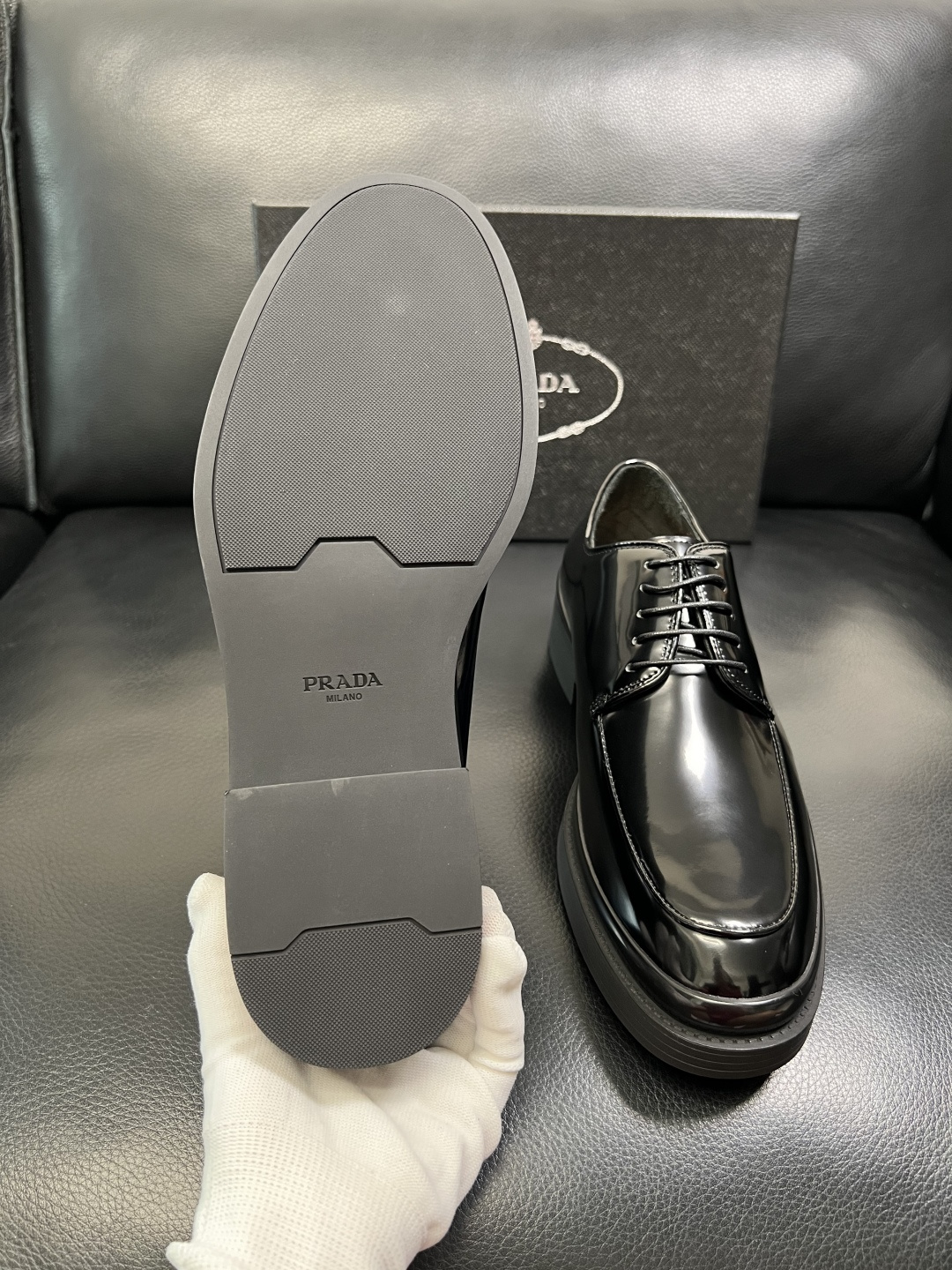 PRADA 高品质 顶级工艺品 普拉达 专柜同步 原厂配置，意大利进口原版牛皮面料，透气舒适进口水染牛里