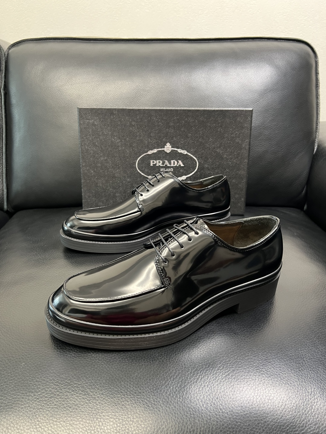 PRADA 高品质 顶级工艺品 普拉达 专柜同步 原厂配置，意大利进口原版牛皮面料，透气舒适进口水染牛里