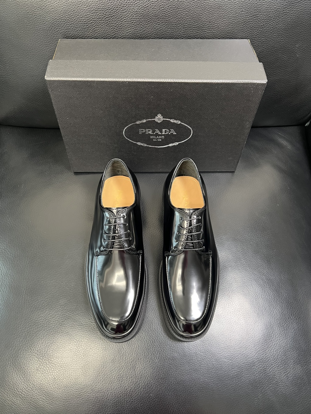 PRADA 高品质 顶级工艺品 普拉达 专柜同步 原厂配置，意大利进口原版牛皮面料，透气舒适进口水染牛里