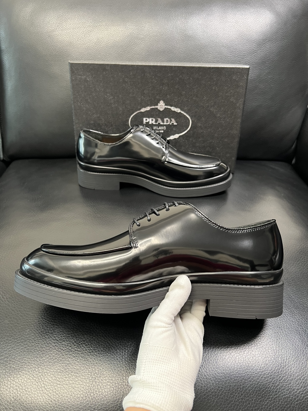 PRADA 高品质 顶级工艺品 普拉达 专柜同步 原厂配置，意大利进口原版牛皮面料，透气舒适进口水染牛里