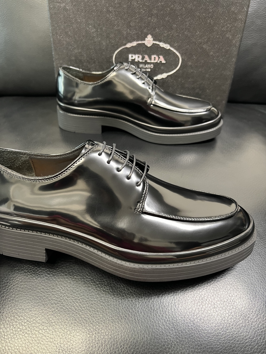PRADA 高品质 顶级工艺品 普拉达 专柜同步 原厂配置，意大利进口原版牛皮面料，透气舒适进口水染牛里