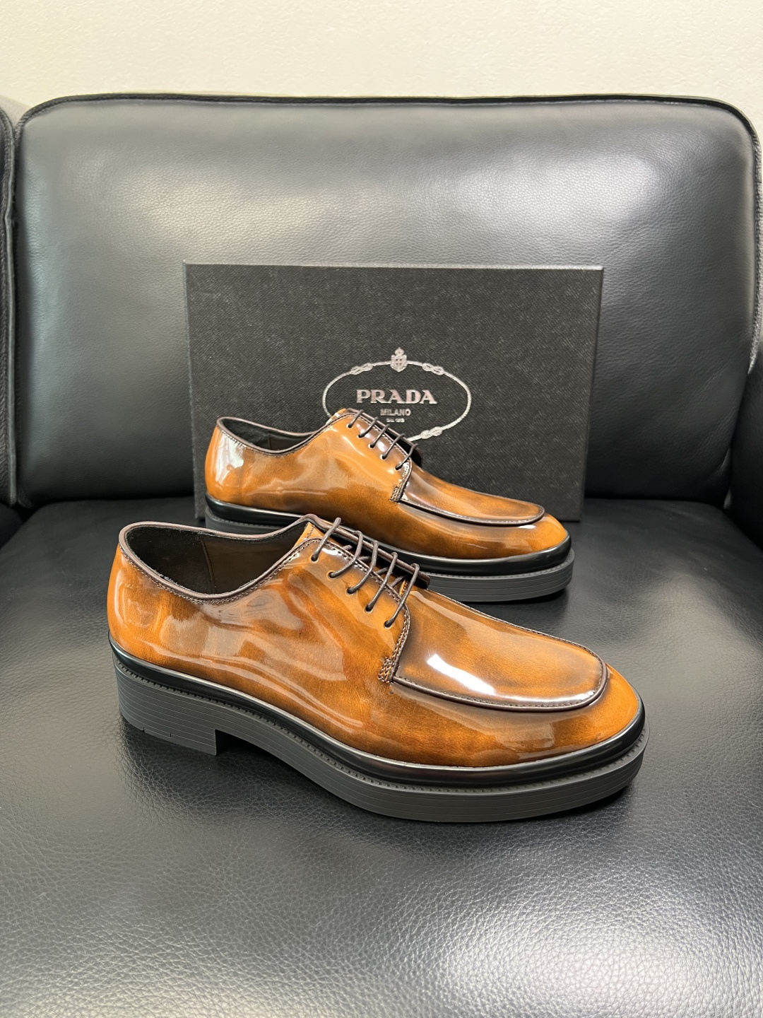 PRADA 高品质 顶级工艺品 普拉达 专柜同步 原厂配置，意大利进口原版牛皮面料，透气舒适进口水染牛里