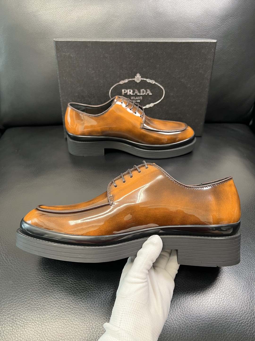 PRADA 高品质 顶级工艺品 普拉达 专柜同步 原厂配置，意大利进口原版牛皮面料，透气舒适进口水染牛里