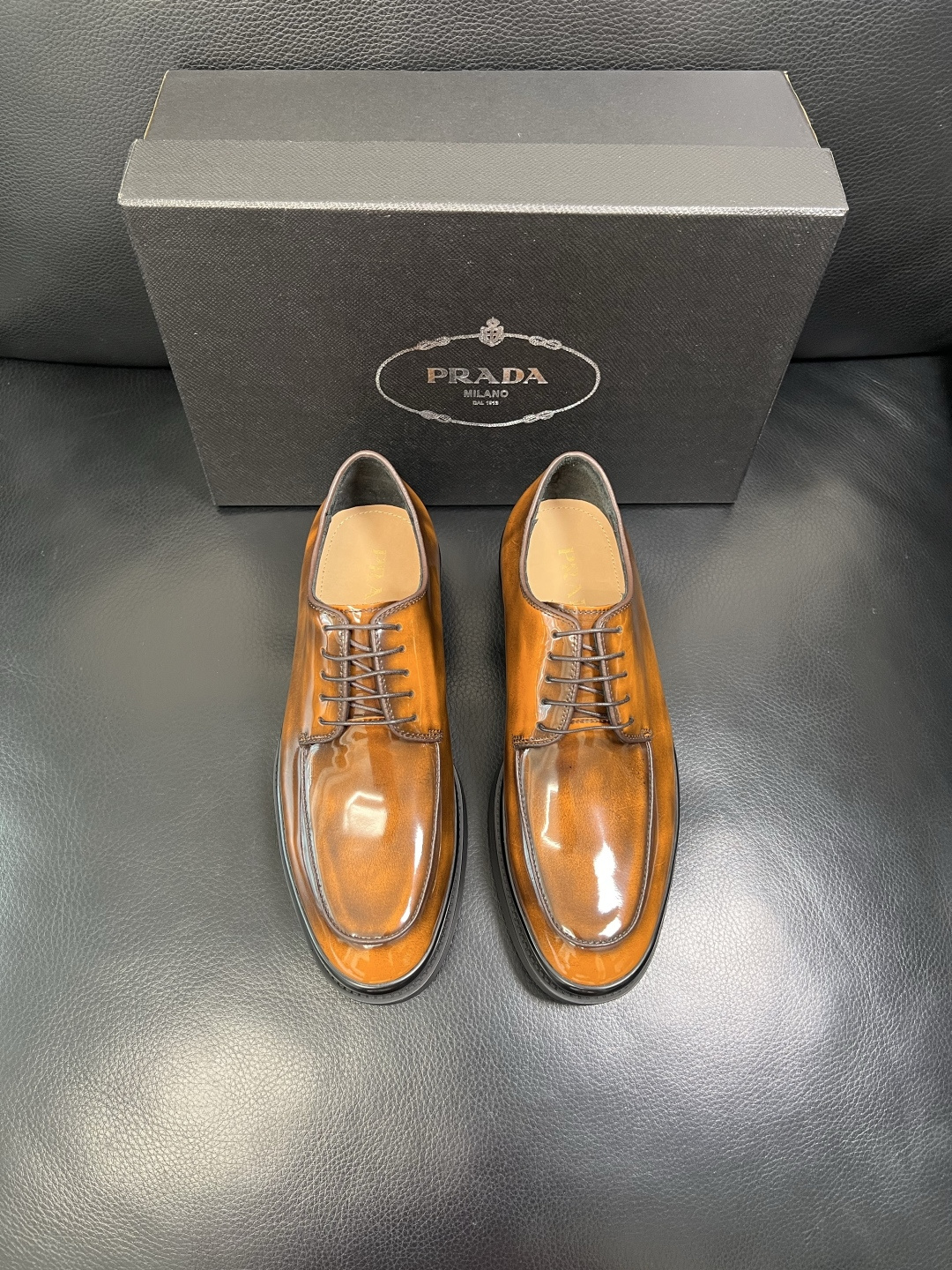 PRADA 高品质 顶级工艺品 普拉达 专柜同步 原厂配置，意大利进口原版牛皮面料，透气舒适进口水染牛里