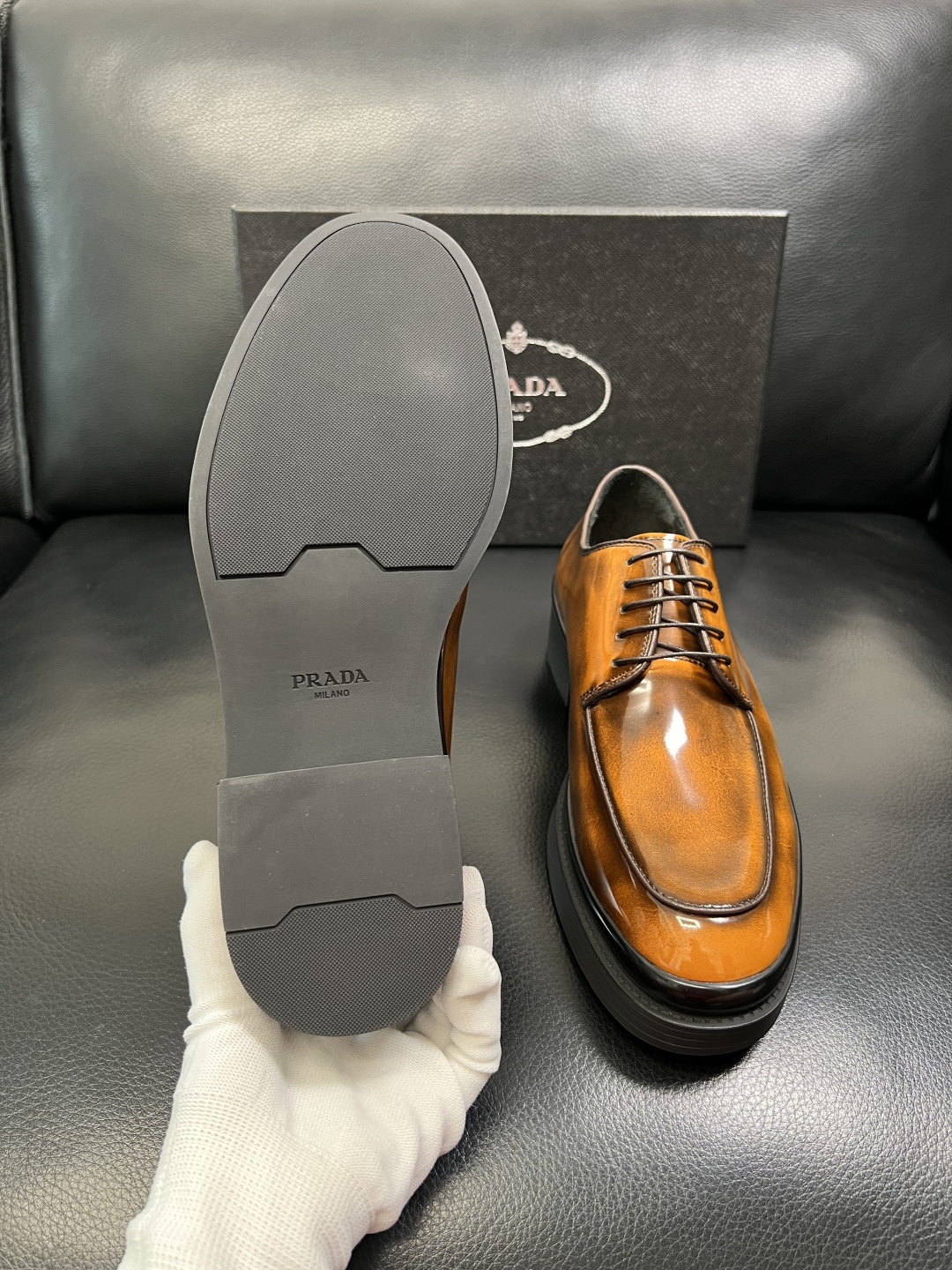 PRADA 高品质 顶级工艺品 普拉达 专柜同步 原厂配置，意大利进口原版牛皮面料，透气舒适进口水染牛里