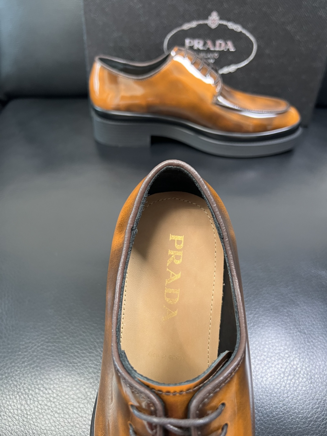 PRADA 高品质 顶级工艺品 普拉达 专柜同步 原厂配置，意大利进口原版牛皮面料，透气舒适进口水染牛里
