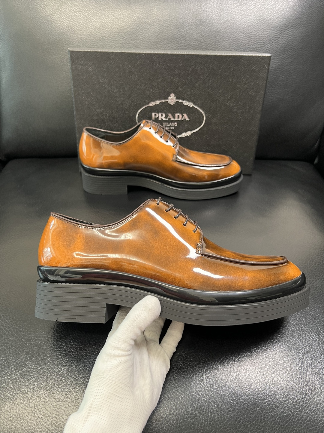 PRADA 高品质 顶级工艺品 普拉达 专柜同步 原厂配置，意大利进口原版牛皮面料，透气舒适进口水染牛里