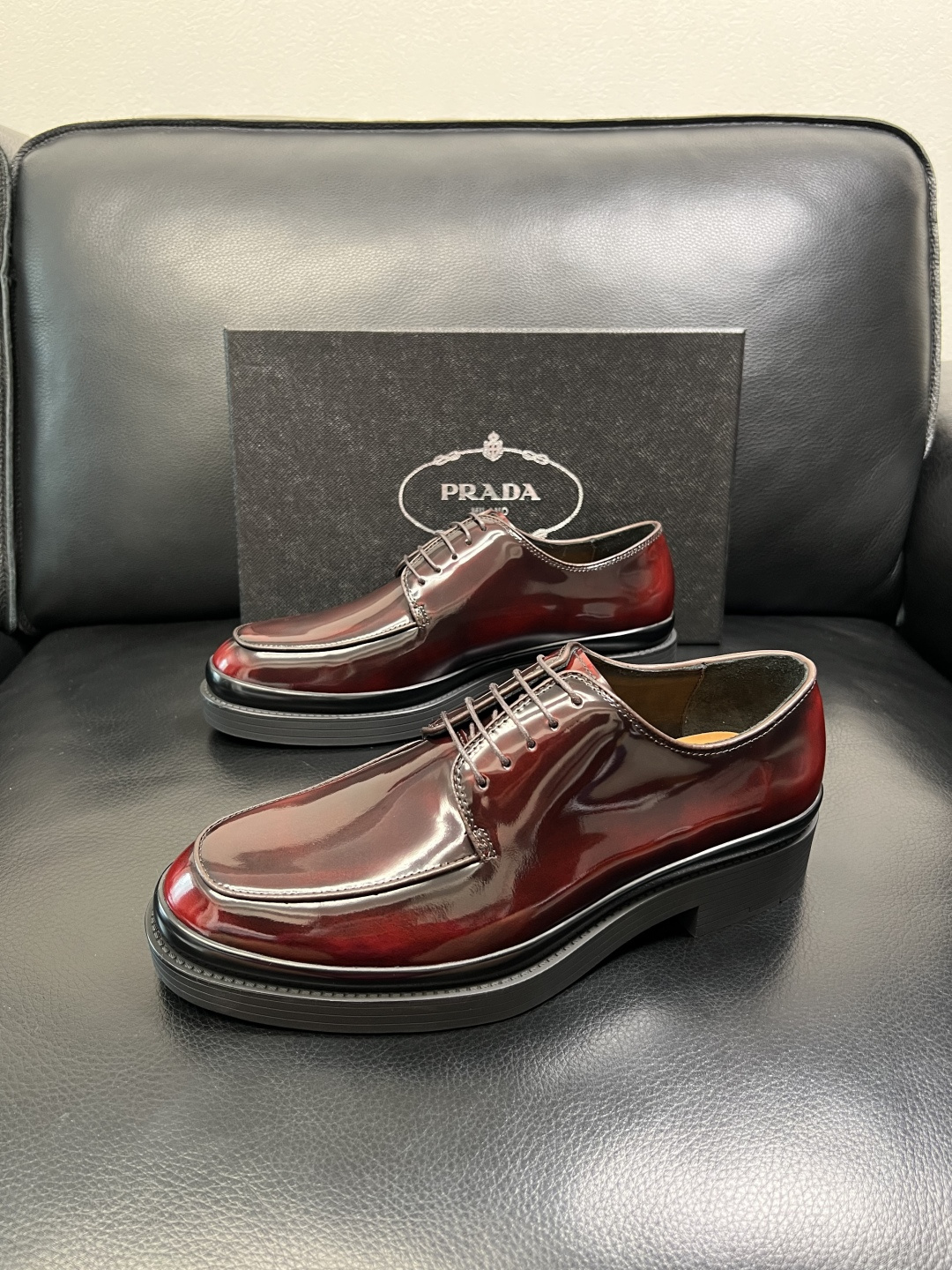 PRADA 高品质 顶级工艺品 普拉达 专柜同步 原厂配置，意大利进口原版牛皮面料，透气舒适进口水染牛里