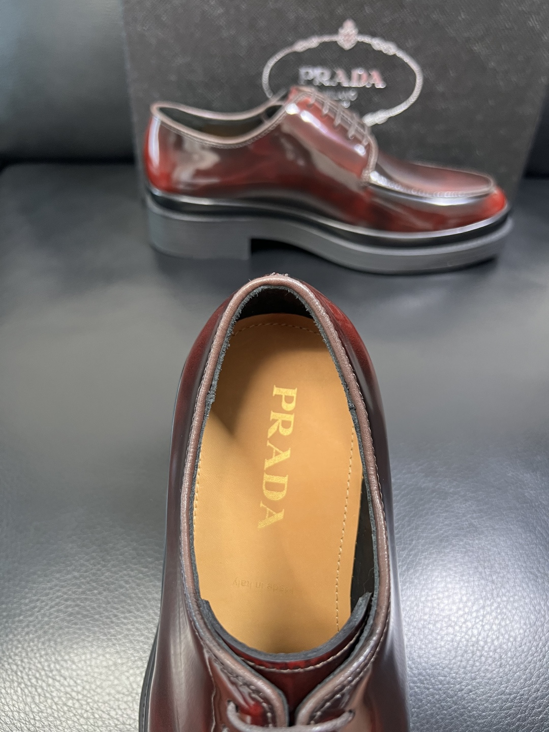 PRADA 高品质 顶级工艺品 普拉达 专柜同步 原厂配置，意大利进口原版牛皮面料，透气舒适进口水染牛里
