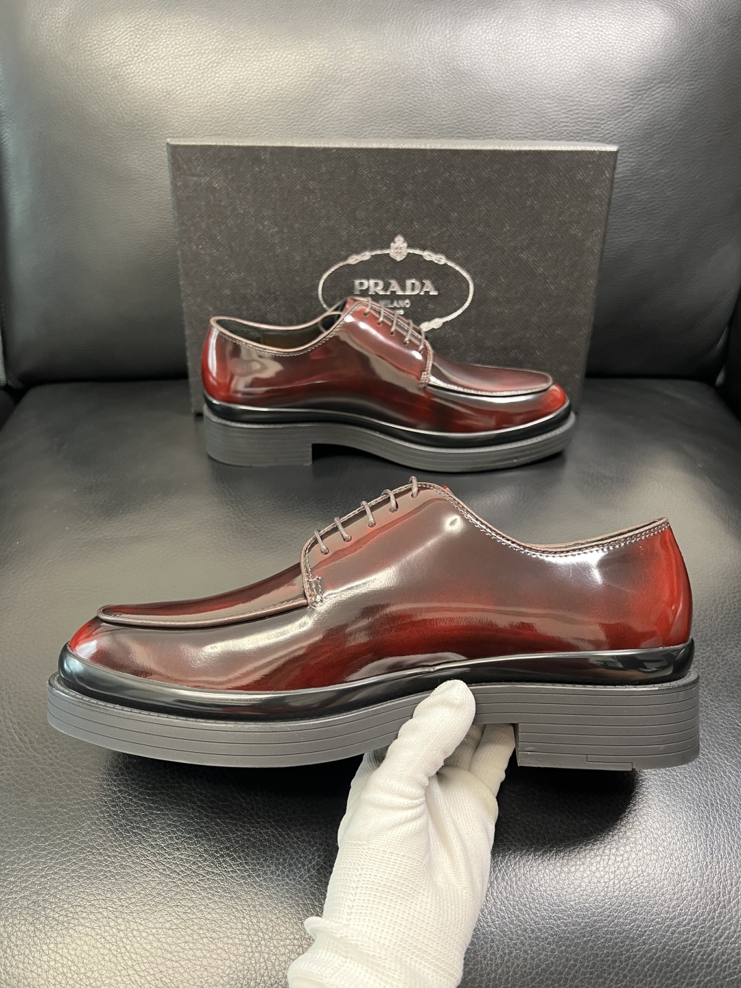 PRADA 高品质 顶级工艺品 普拉达 专柜同步 原厂配置，意大利进口原版牛皮面料，透气舒适进口水染牛里
