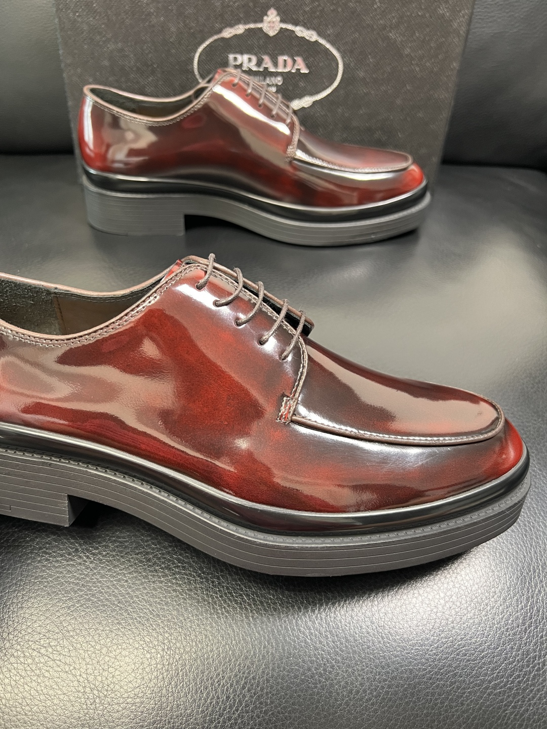 PRADA 高品质 顶级工艺品 普拉达 专柜同步 原厂配置，意大利进口原版牛皮面料，透气舒适进口水染牛里