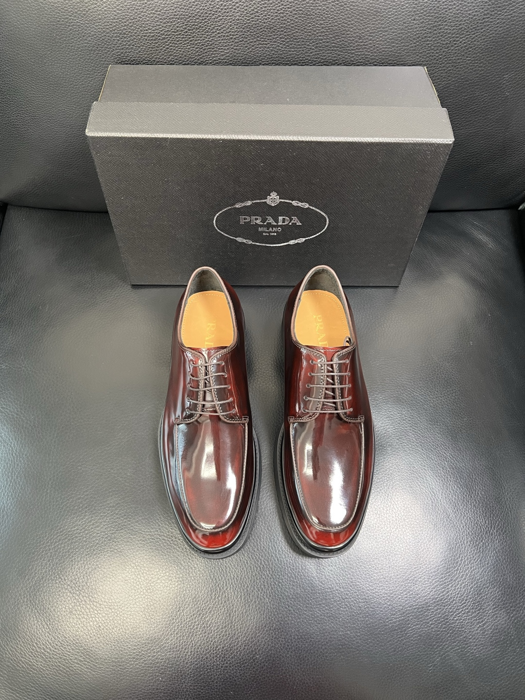 PRADA 高品质 顶级工艺品 普拉达 专柜同步 原厂配置，意大利进口原版牛皮面料，透气舒适进口水染牛里