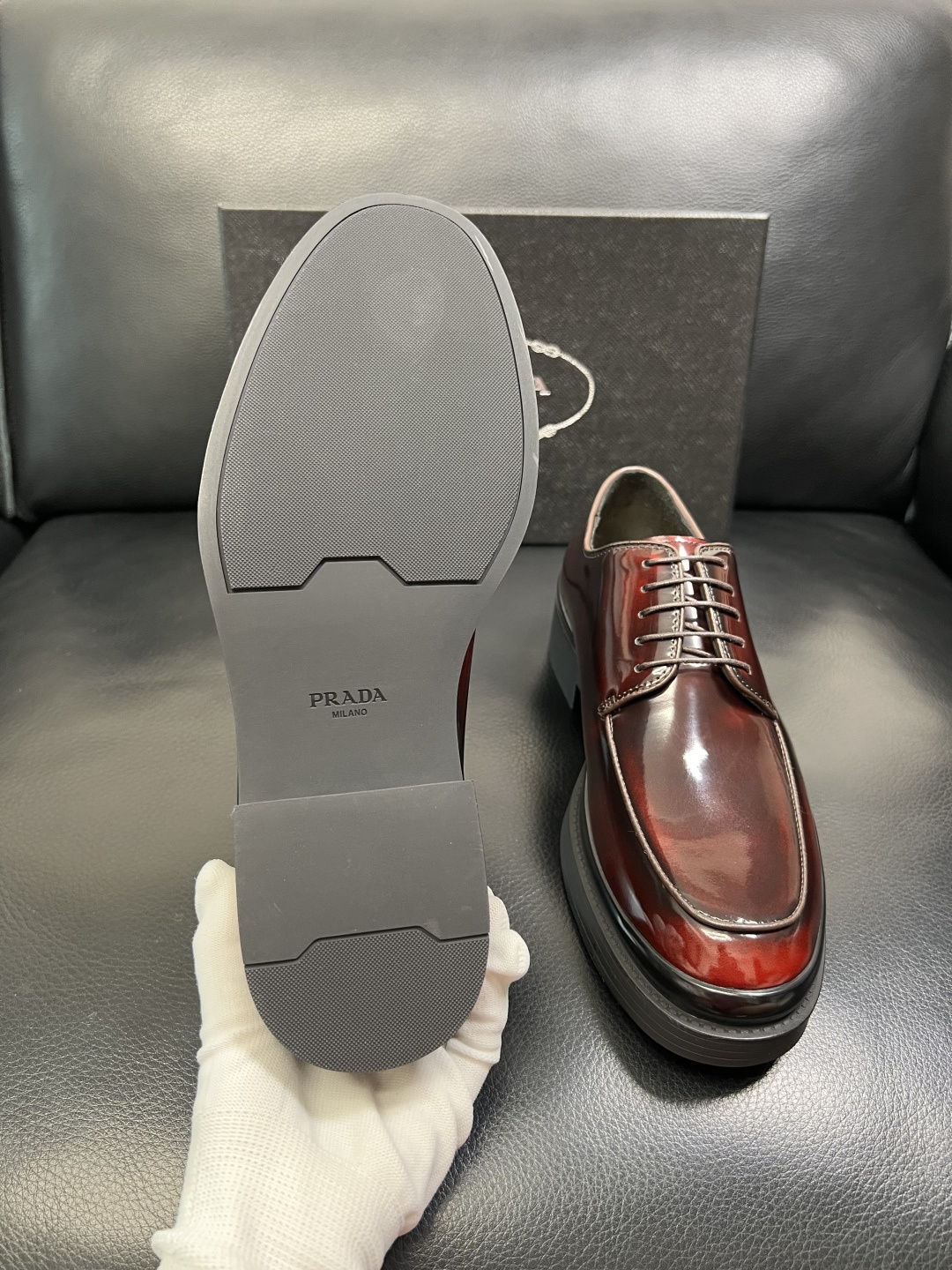PRADA 高品质 顶级工艺品 普拉达 专柜同步 原厂配置，意大利进口原版牛皮面料，透气舒适进口水染牛里