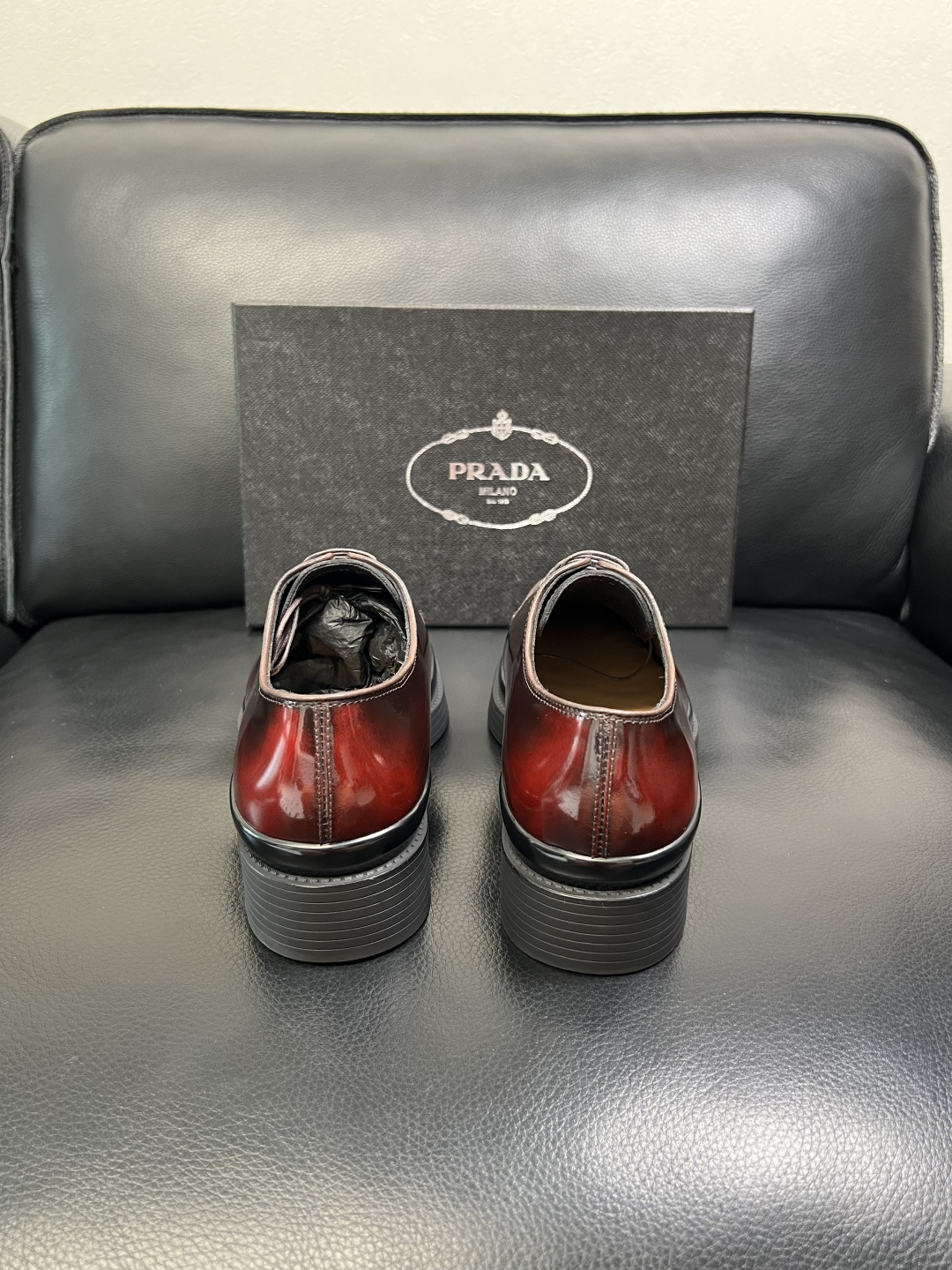 PRADA 高品质 顶级工艺品 普拉达 专柜同步 原厂配置，意大利进口原版牛皮面料，透气舒适进口水染牛里