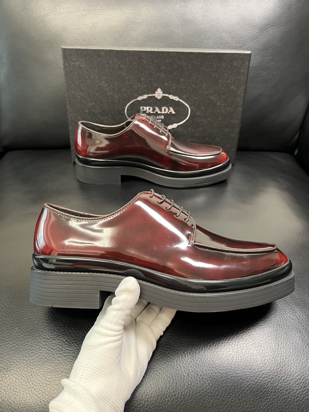 PRADA 高品质 顶级工艺品 普拉达 专柜同步 原厂配置，意大利进口原版牛皮面料，透气舒适进口水染牛里