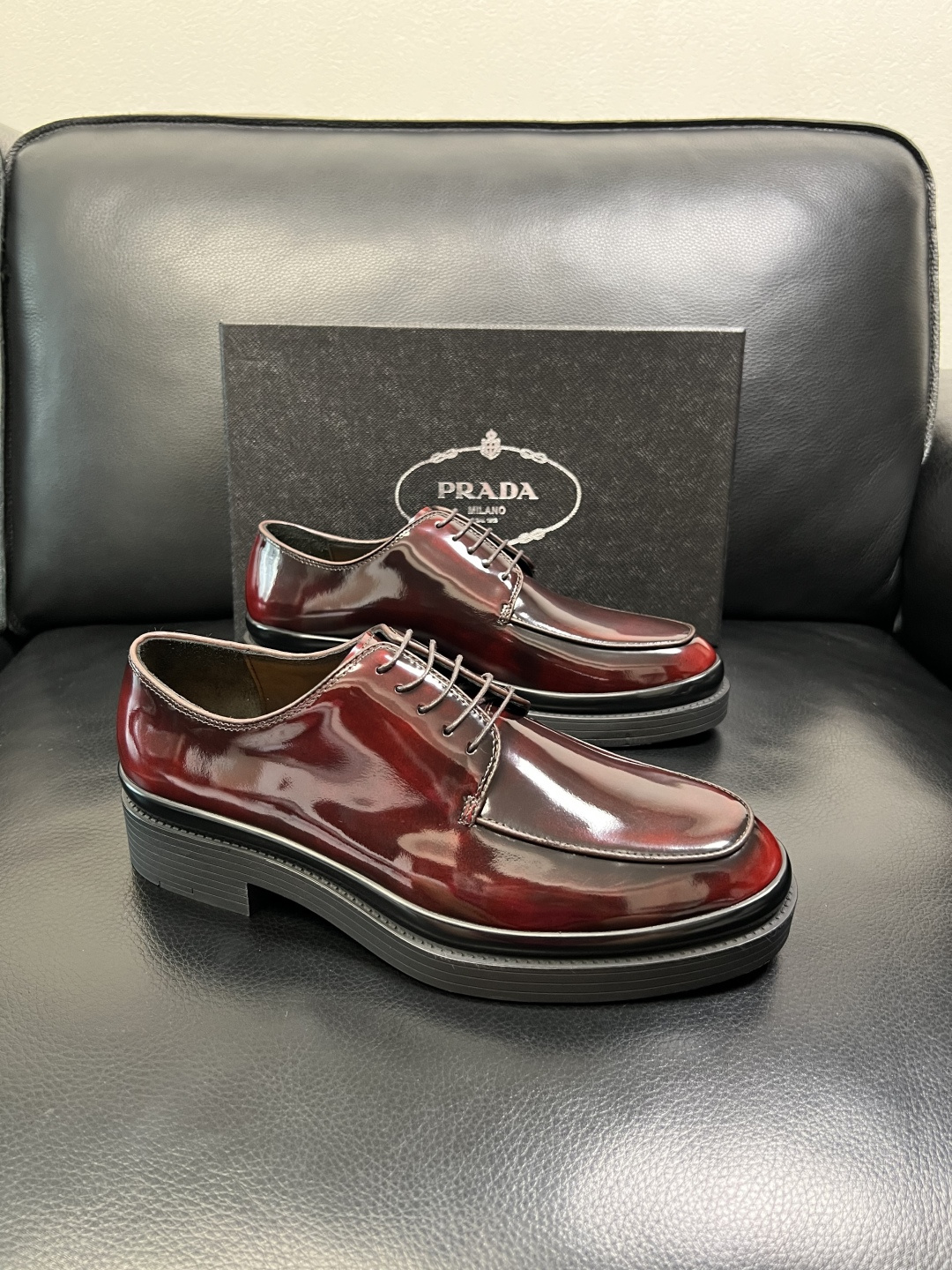 PRADA 高品质 顶级工艺品 普拉达 专柜同步 原厂配置，意大利进口原版牛皮面料，透气舒适进口水染牛里