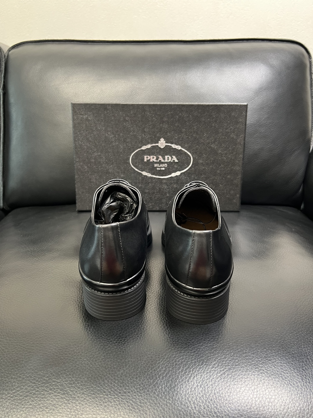 PRADA 高品质 顶级工艺品 普拉达 专柜同步 原厂配置，意大利进口原版牛皮面料，透气舒适进口水染牛里