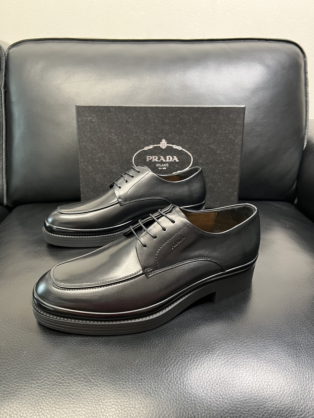 PRADA 高品质 顶级工艺品 普拉达 专柜同步 原厂配置，意大利进口原版牛皮面料，透气舒适进口水染牛里
