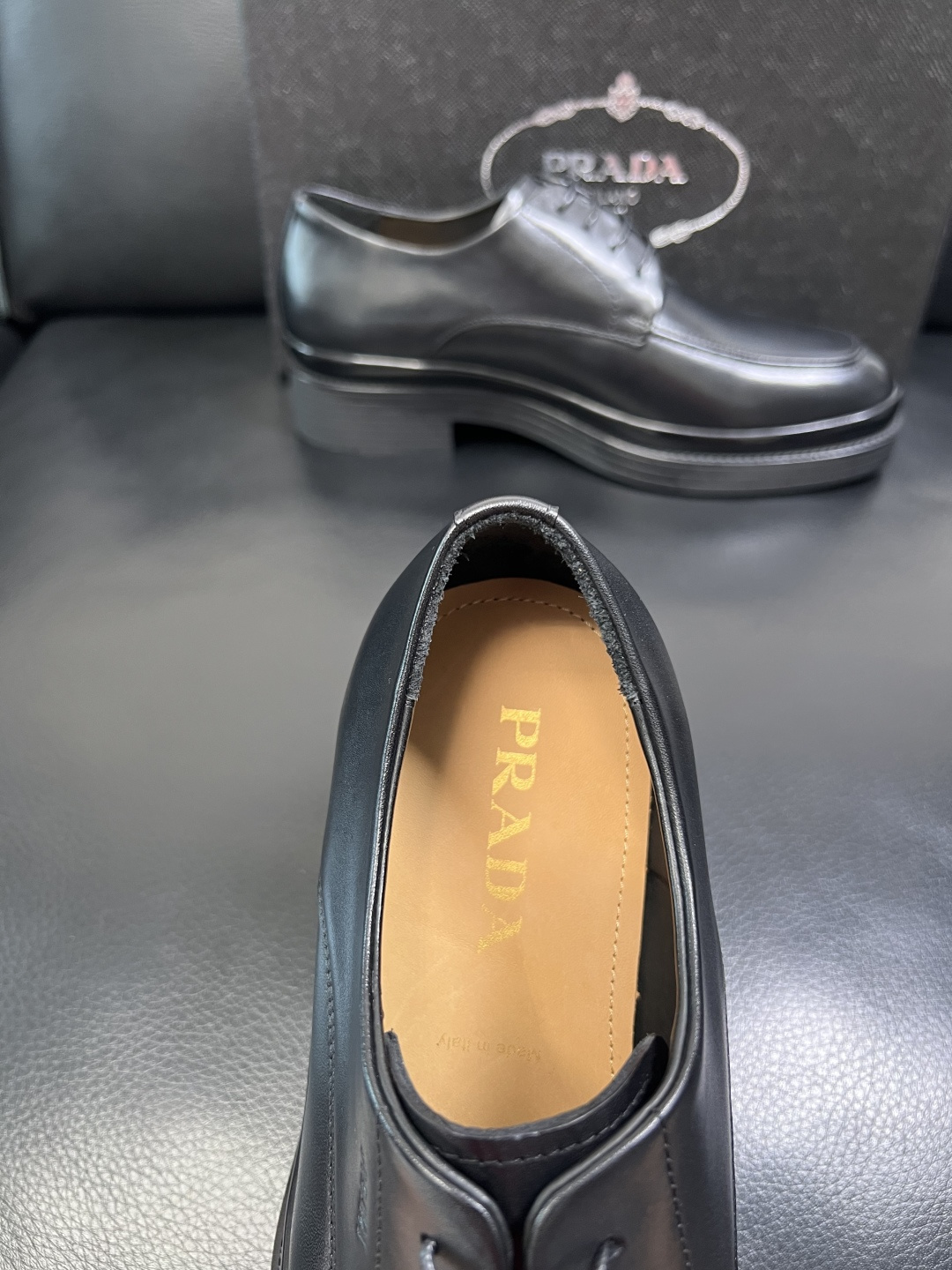PRADA 高品质 顶级工艺品 普拉达 专柜同步 原厂配置，意大利进口原版牛皮面料，透气舒适进口水染牛里