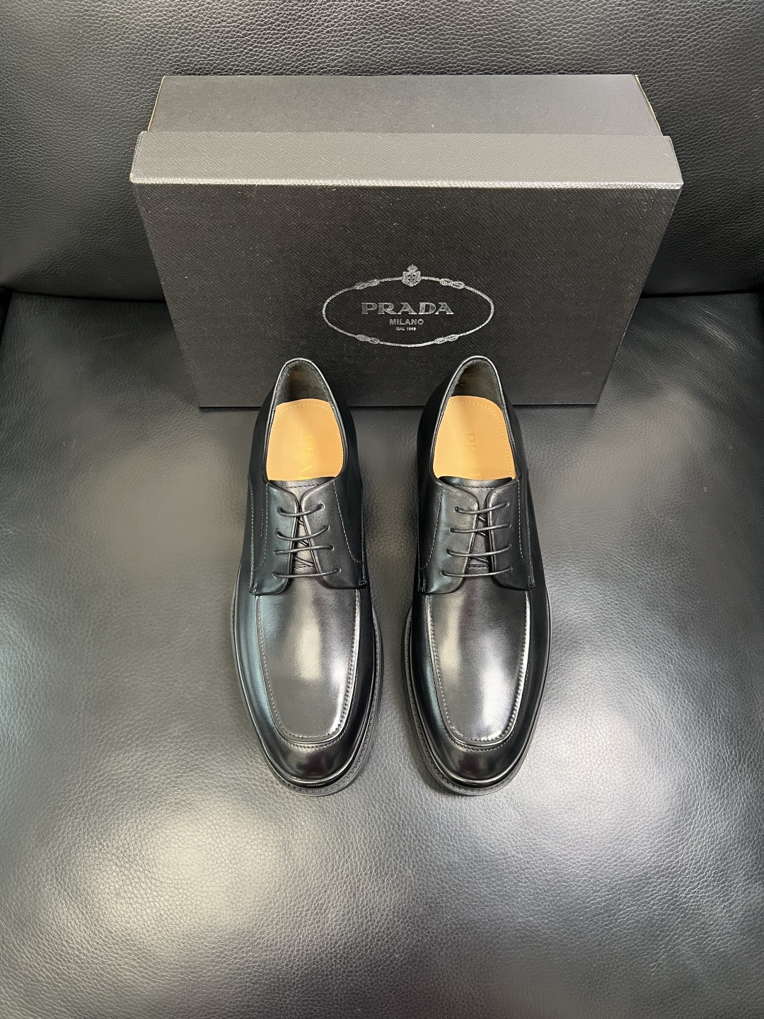 PRADA 高品质 顶级工艺品 普拉达 专柜同步 原厂配置，意大利进口原版牛皮面料，透气舒适进口水染牛里