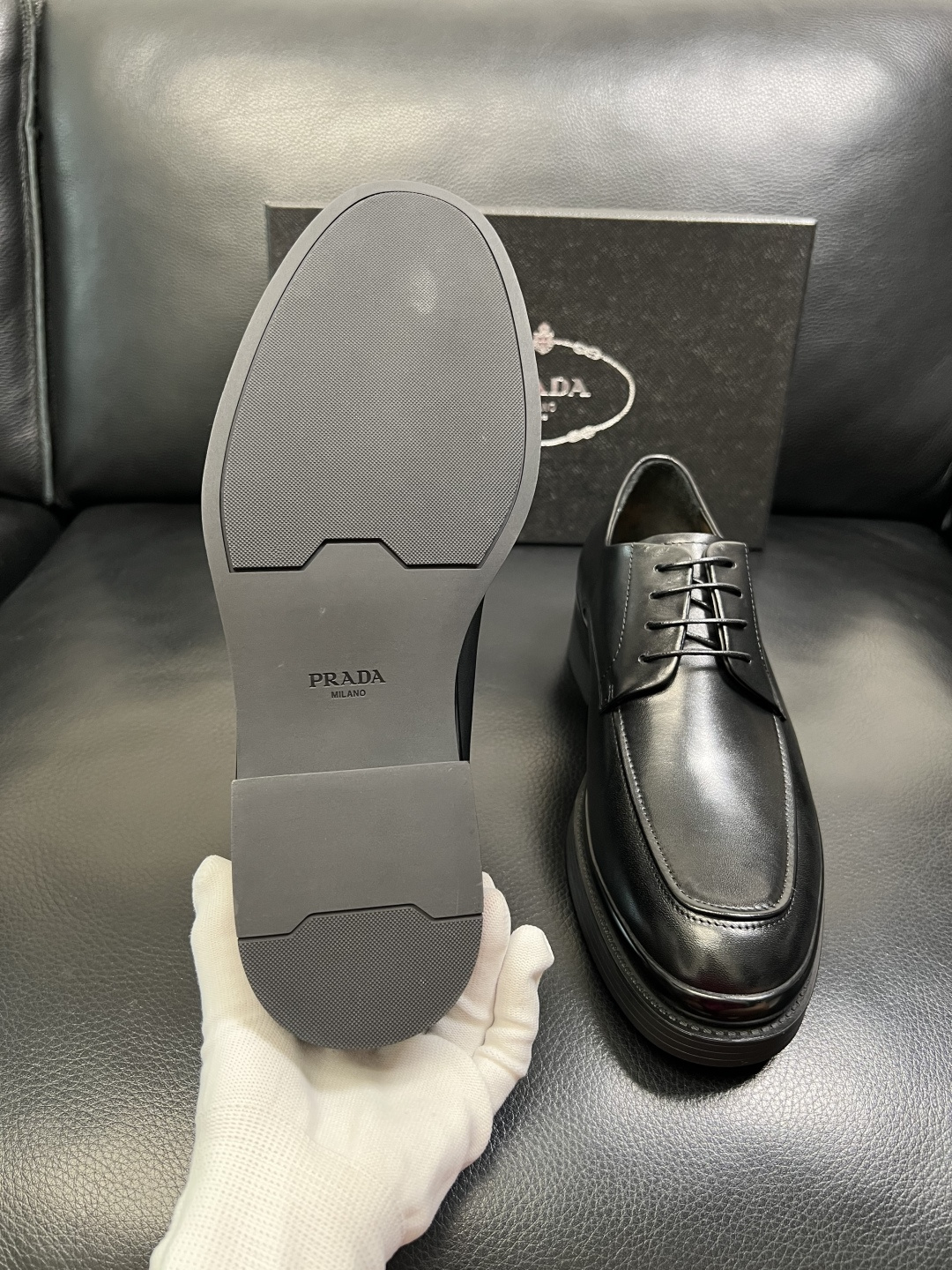 PRADA 高品质 顶级工艺品 普拉达 专柜同步 原厂配置，意大利进口原版牛皮面料，透气舒适进口水染牛里