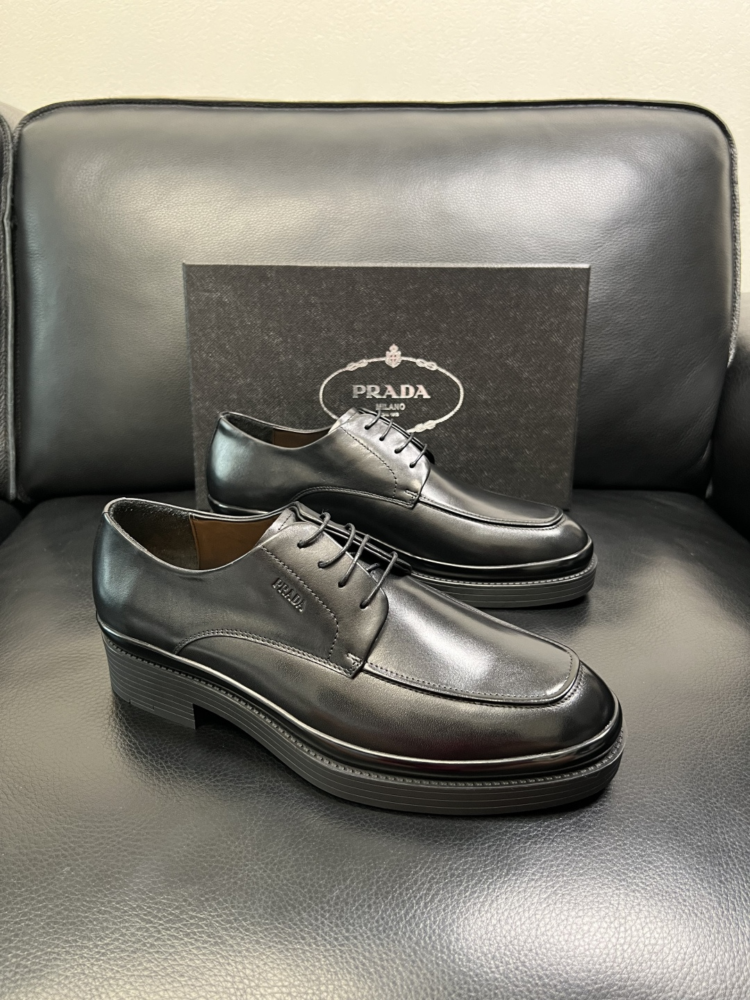 PRADA 高品质 顶级工艺品 普拉达 专柜同步 原厂配置，意大利进口原版牛皮面料，透气舒适进口水染牛里