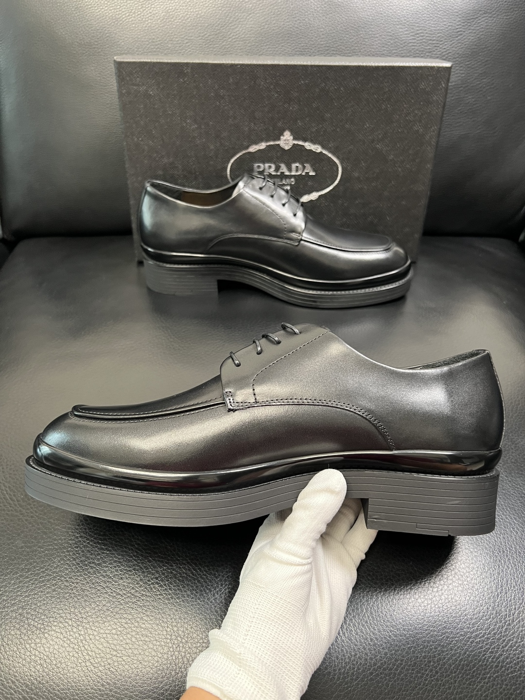 PRADA 高品质 顶级工艺品 普拉达 专柜同步 原厂配置，意大利进口原版牛皮面料，透气舒适进口水染牛里