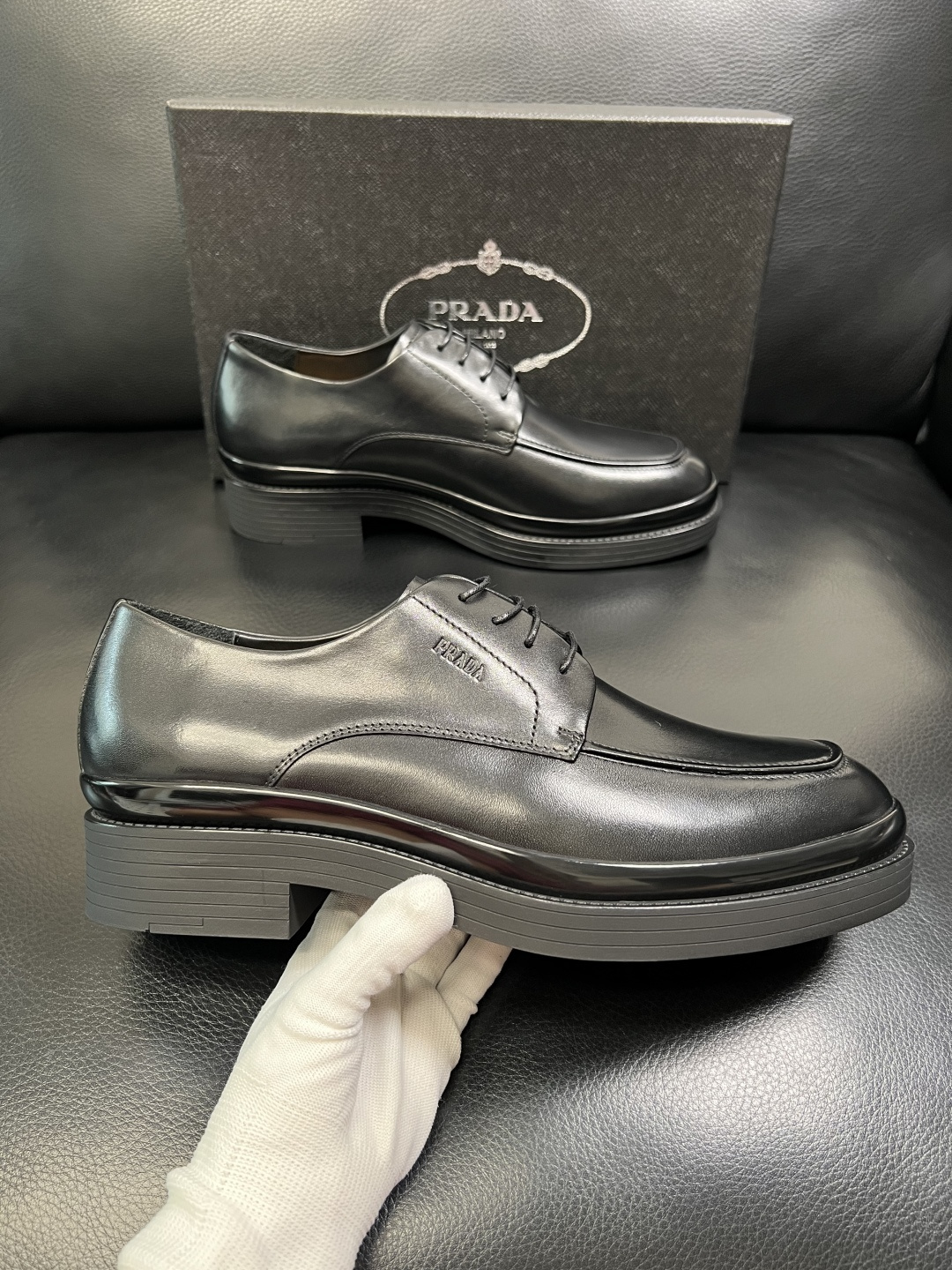 PRADA 高品质 顶级工艺品 普拉达 专柜同步 原厂配置，意大利进口原版牛皮面料，透气舒适进口水染牛里
