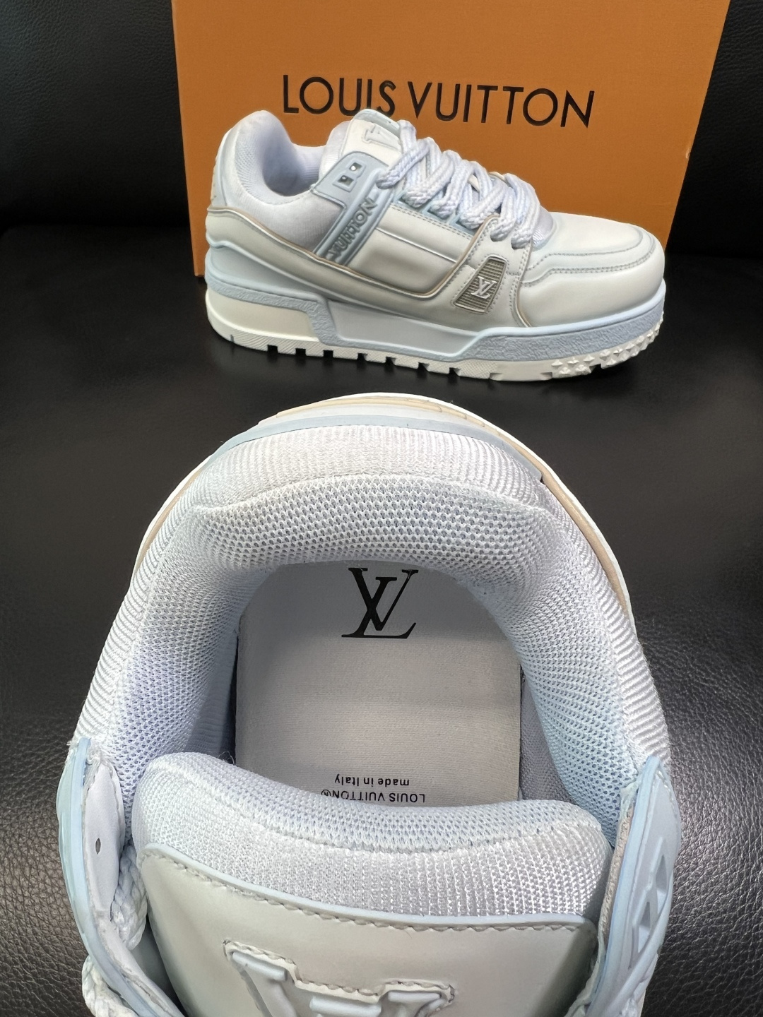Lv 高品质 顶级工艺品 路易威登，运动板鞋专柜同步原厂配置，鞋面意大利进口牛皮改色面料，进口网布里垫柔