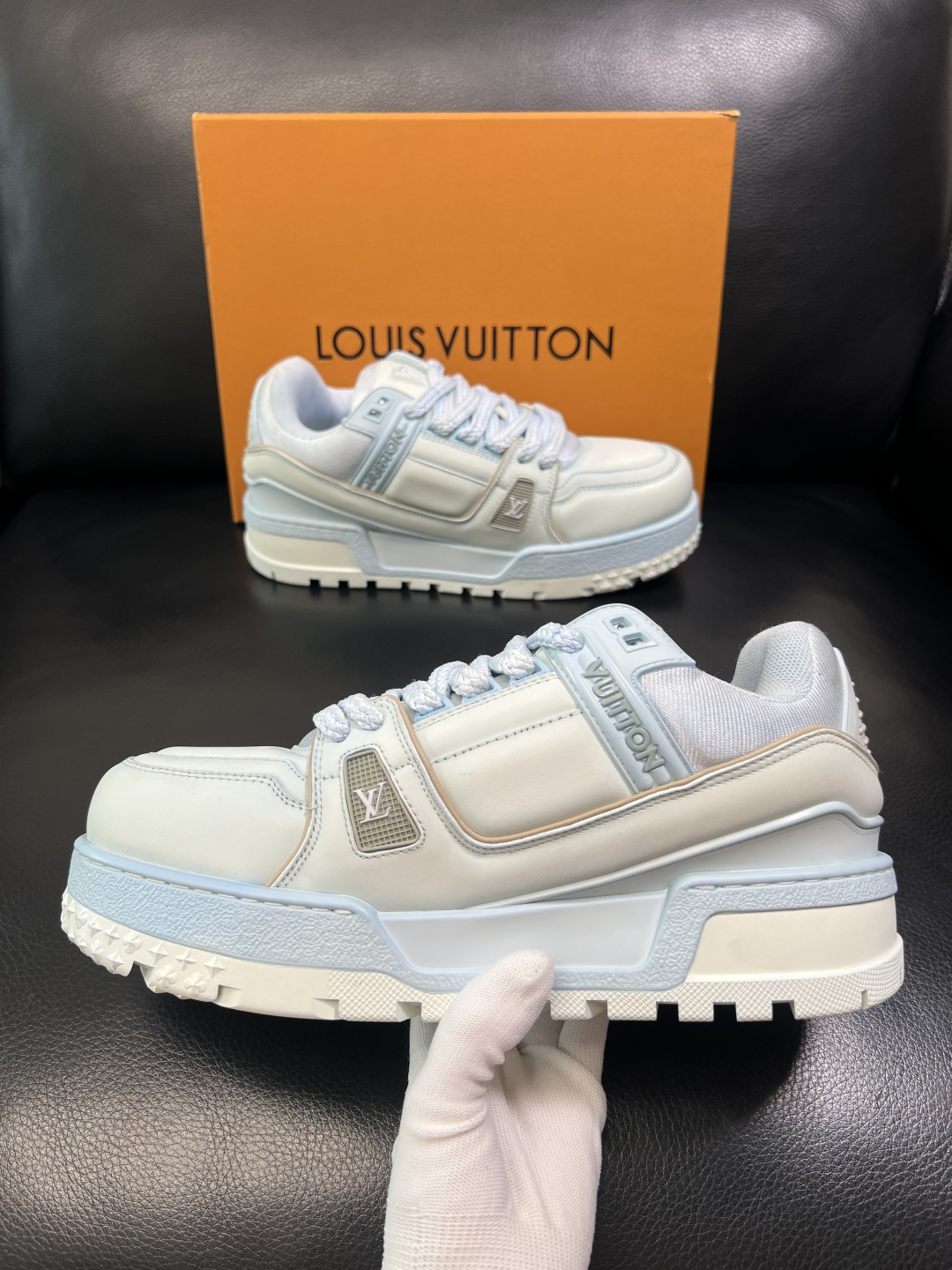 Lv 高品质 顶级工艺品 路易威登，运动板鞋专柜同步原厂配置，鞋面意大利进口牛皮改色面料，进口网布里垫柔