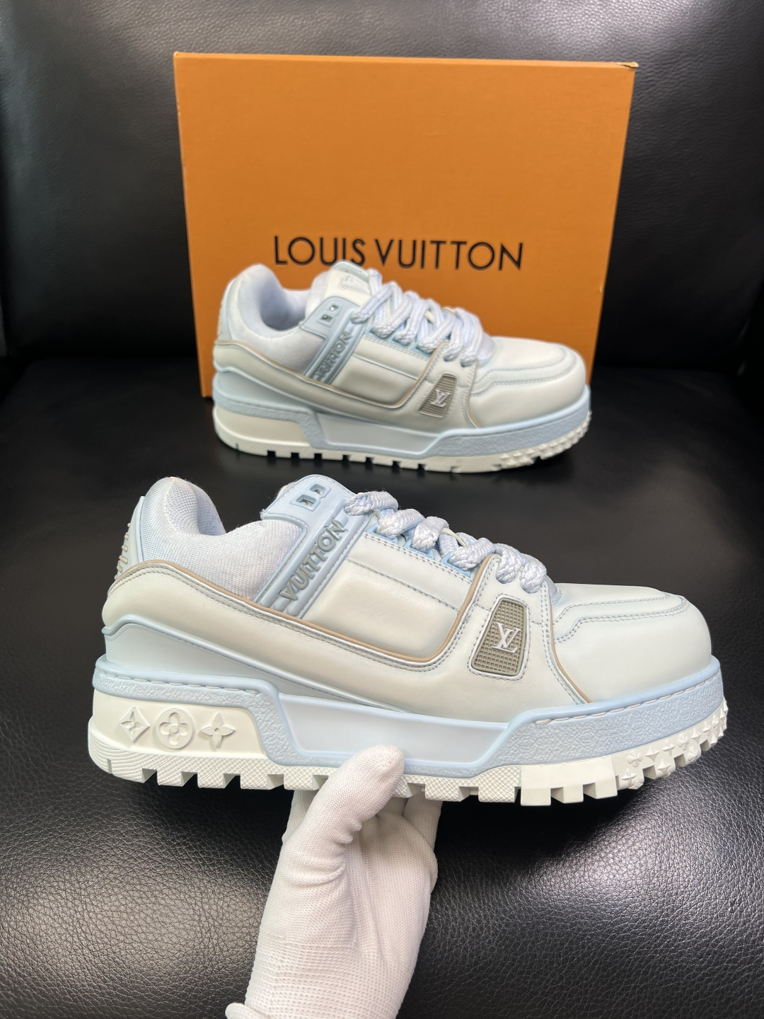 Lv 高品质 顶级工艺品 路易威登，运动板鞋专柜同步原厂配置，鞋面意大利进口牛皮改色面料，进口网布里垫柔