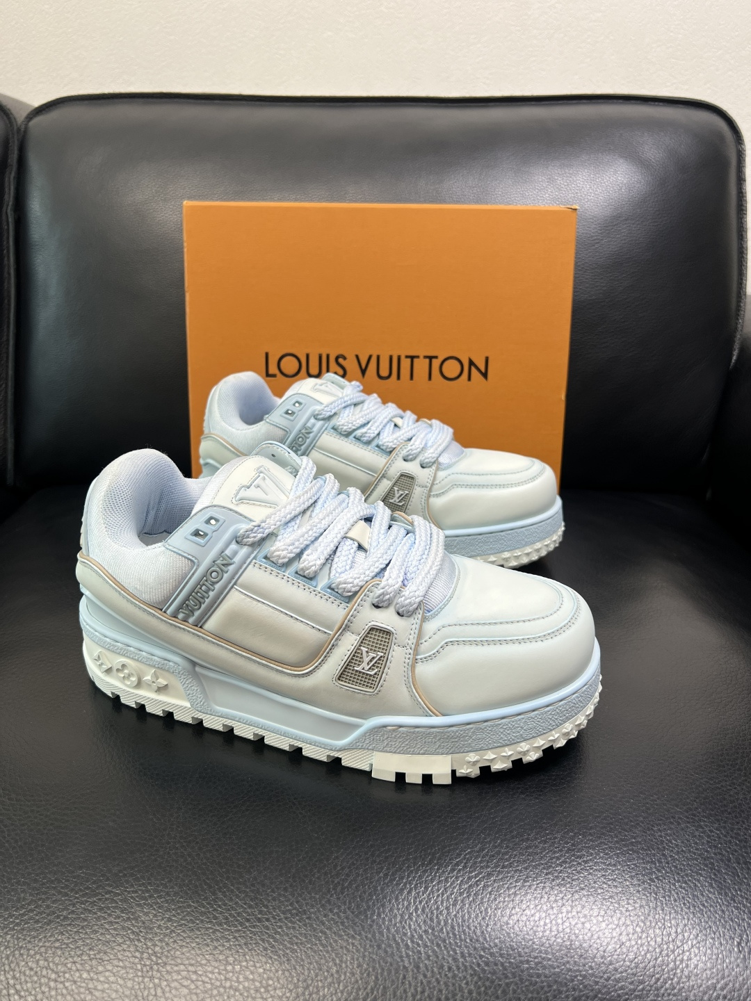 Lv 高品质 顶级工艺品 路易威登，运动板鞋专柜同步原厂配置，鞋面意大利进口牛皮改色面料，进口网布里垫柔