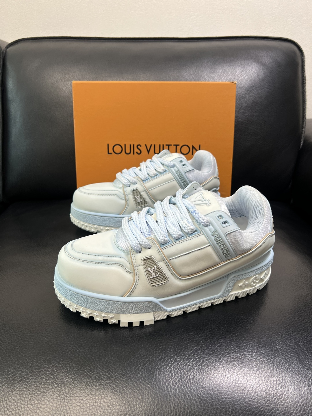 Lv 高品质 顶级工艺品 路易威登，运动板鞋专柜同步原厂配置，鞋面意大利进口牛皮改色面料，进口网布里垫柔