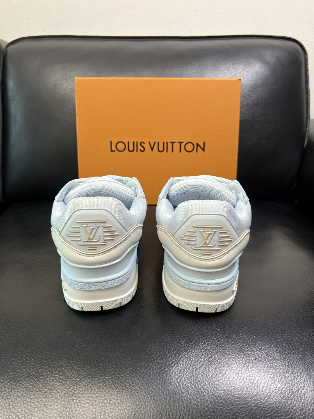 Lv 高品质 顶级工艺品 路易威登，运动板鞋专柜同步原厂配置，鞋面意大利进口牛皮改色面料，进口网布里垫柔