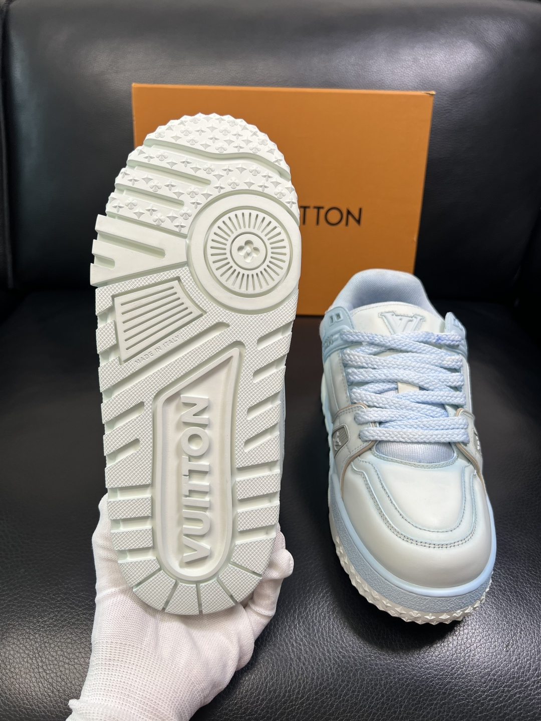 Lv 高品质 顶级工艺品 路易威登，运动板鞋专柜同步原厂配置，鞋面意大利进口牛皮改色面料，进口网布里垫柔