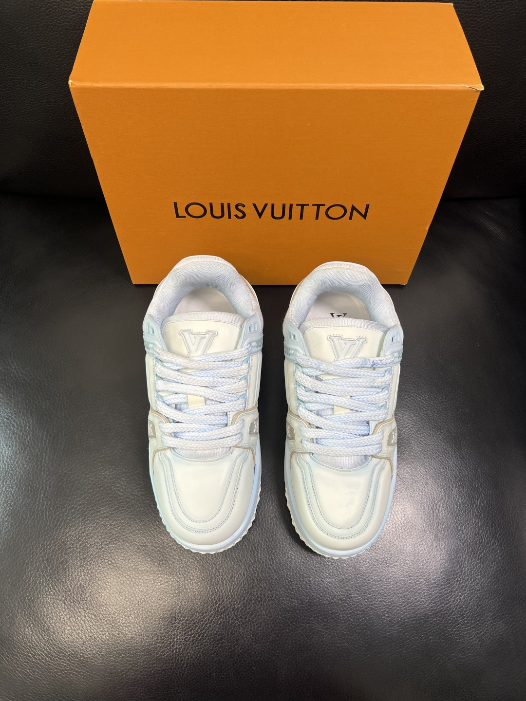 Lv 高品质 顶级工艺品 路易威登，运动板鞋专柜同步原厂配置，鞋面意大利进口牛皮改色面料，进口网布里垫柔