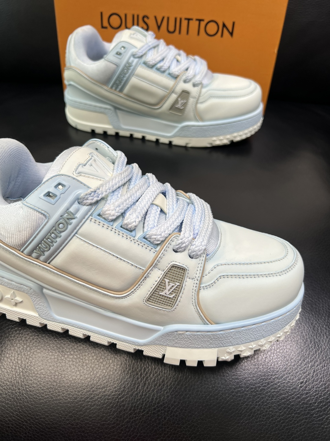 Lv 高品质 顶级工艺品 路易威登，运动板鞋专柜同步原厂配置，鞋面意大利进口牛皮改色面料，进口网布里垫柔