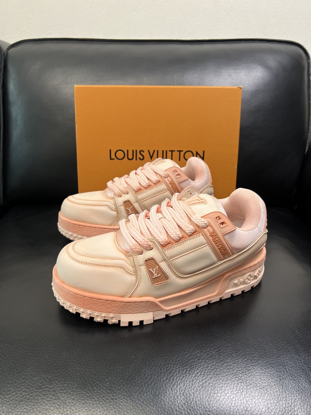 Lv 高品质 顶级工艺品 路易威登，运动板鞋专柜同步原厂配置，鞋面意大利进口牛皮改色面料，进口网布里垫柔