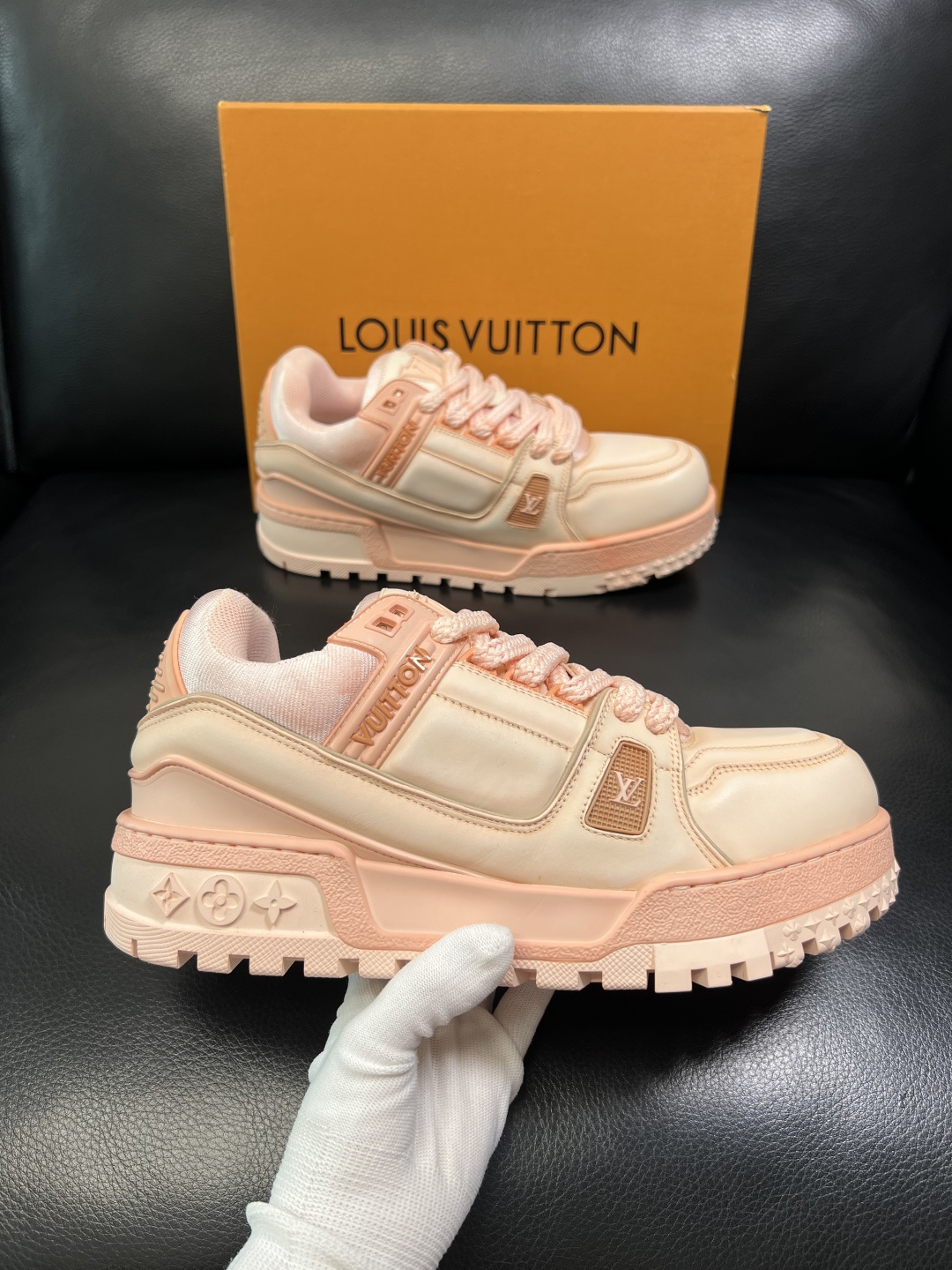 Lv 高品质 顶级工艺品 路易威登，运动板鞋专柜同步原厂配置，鞋面意大利进口牛皮改色面料，进口网布里垫柔