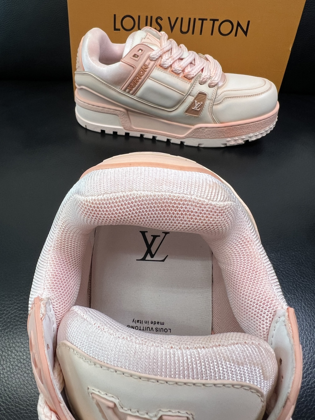 Lv 高品质 顶级工艺品 路易威登，运动板鞋专柜同步原厂配置，鞋面意大利进口牛皮改色面料，进口网布里垫柔