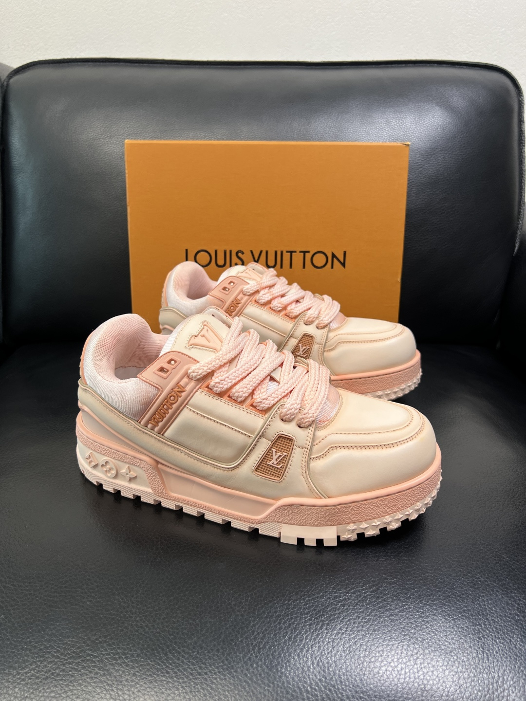 Lv 高品质 顶级工艺品 路易威登，运动板鞋专柜同步原厂配置，鞋面意大利进口牛皮改色面料，进口网布里垫柔