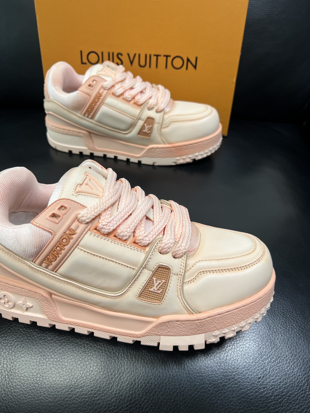 Lv 高品质 顶级工艺品 路易威登，运动板鞋专柜同步原厂配置，鞋面意大利进口牛皮改色面料，进口网布里垫柔