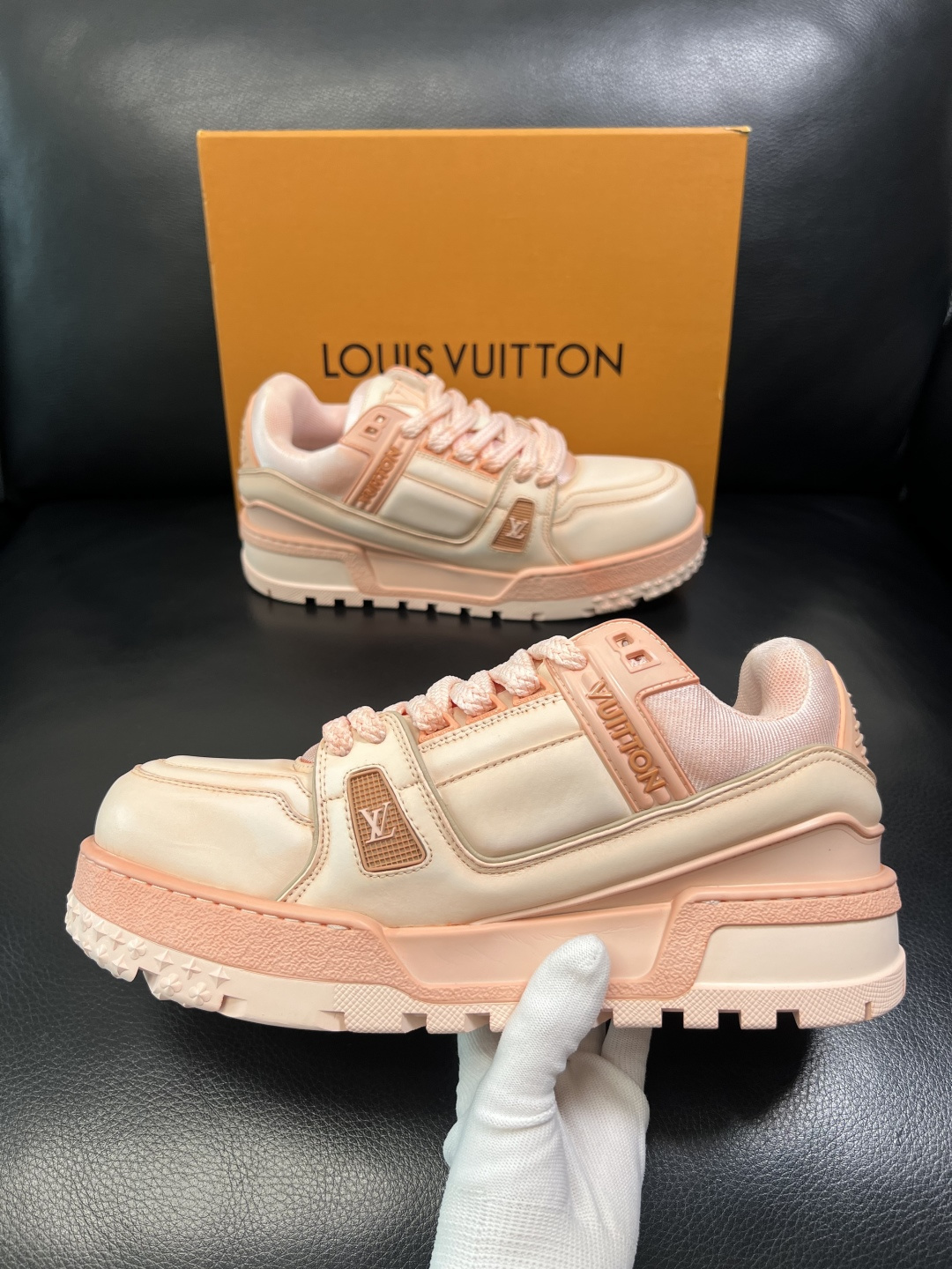 Lv 高品质 顶级工艺品 路易威登，运动板鞋专柜同步原厂配置，鞋面意大利进口牛皮改色面料，进口网布里垫柔