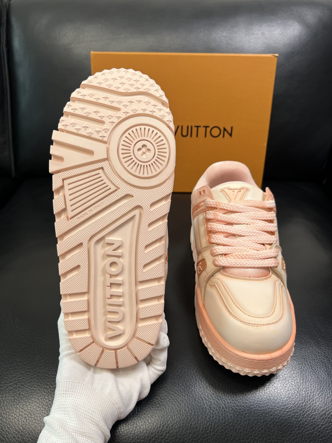 Lv 高品质 顶级工艺品 路易威登，运动板鞋专柜同步原厂配置，鞋面意大利进口牛皮改色面料，进口网布里垫柔