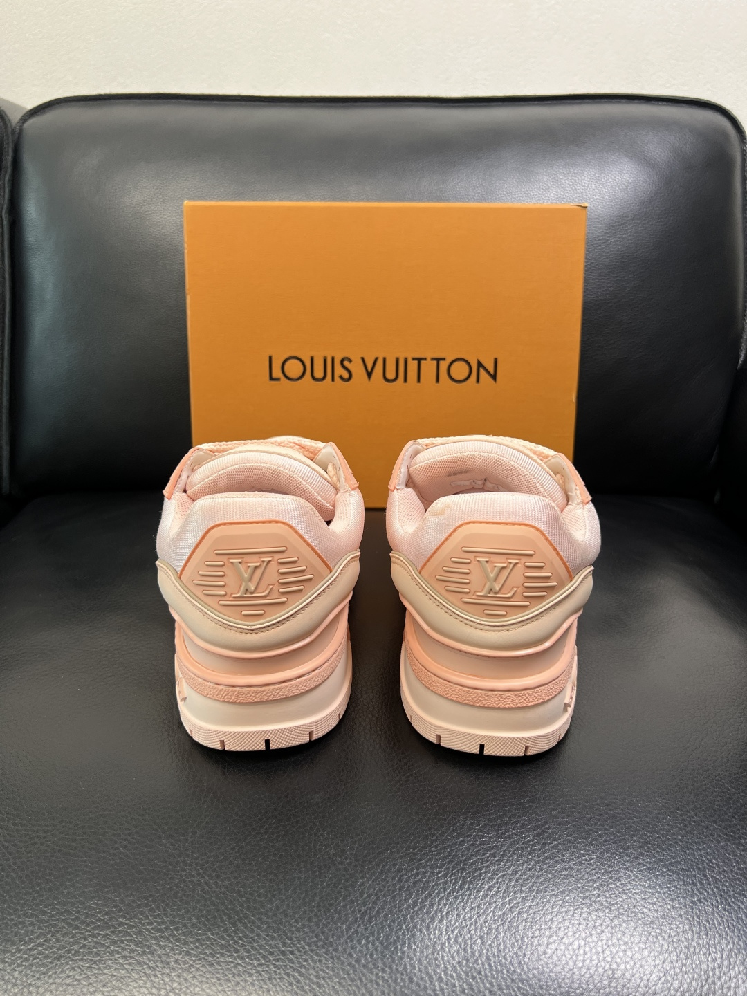 Lv 高品质 顶级工艺品 路易威登，运动板鞋专柜同步原厂配置，鞋面意大利进口牛皮改色面料，进口网布里垫柔