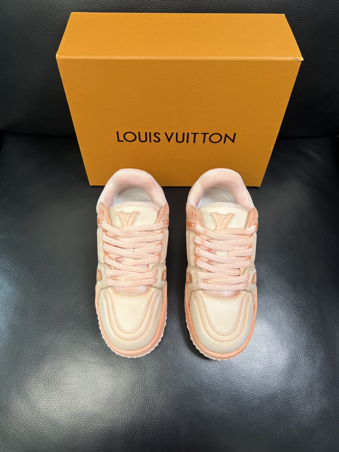 Lv 高品质 顶级工艺品 路易威登，运动板鞋专柜同步原厂配置，鞋面意大利进口牛皮改色面料，进口网布里垫柔